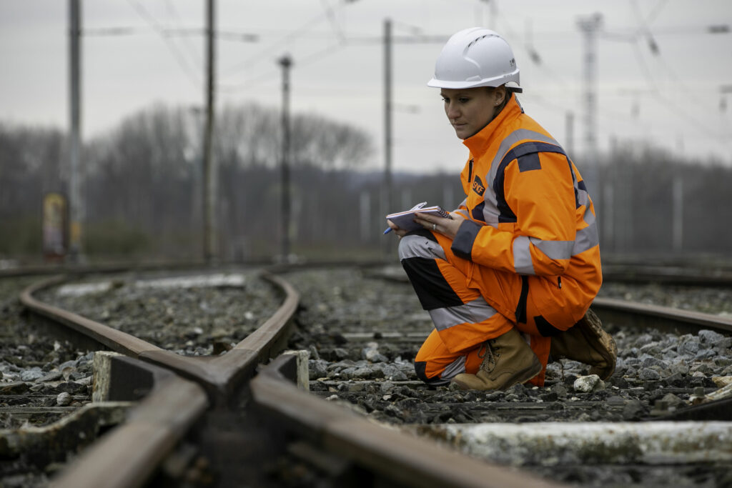 Photo d'un ouvrier SNCF travaillant sur des rails