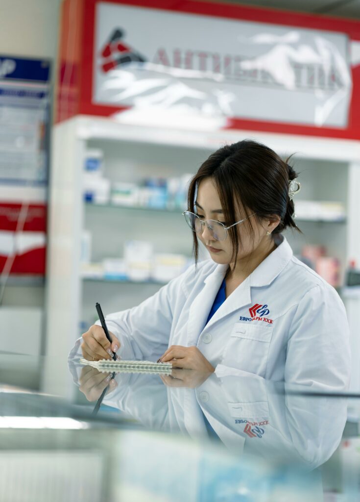 Photo d'une agent travaillant en laboratoire pharmaceutique